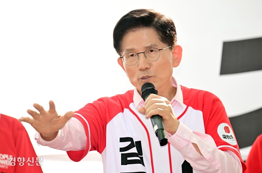김문수 국민의힘 대선 후보가 20일 서울 송파구 석촌호수 인근에서 시민들에게 지지를 호소하고 있다. 성동훈 기자