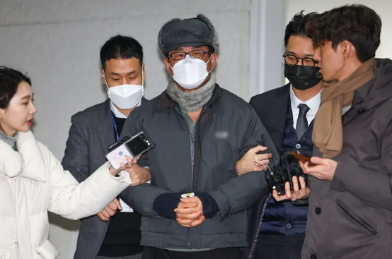 ‘12·3 비상계엄’ 기획에 관여한 혐의로 구속된 노상원 전 정보사령관이 지난해 12월24일 서울 은평구 서울서부경찰서에서 검찰로 송치되고 있다. 연합뉴스