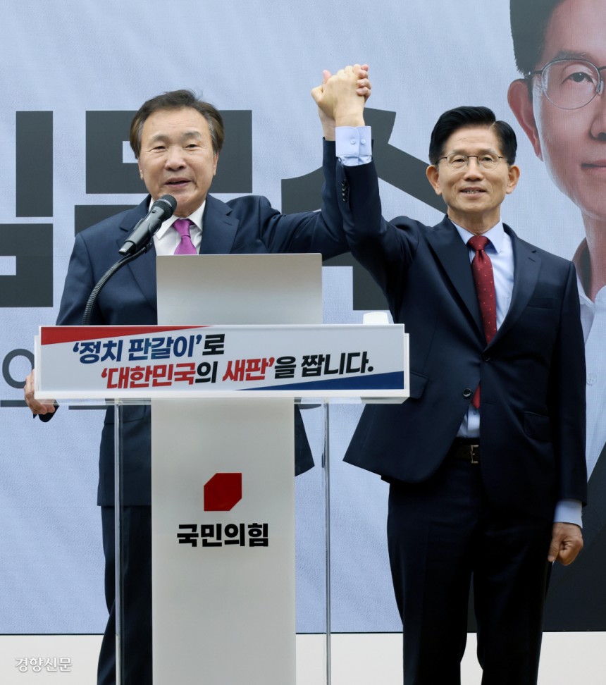 손학규, 김 후보 손잡고 지지 선언 김문수 국민의힘 대선 후보 지지를 선언한 손학규 전 바른미래당 대표가 22일 서울 여의도 국민의힘 당사에서 열린 정치개혁 기자회견에 참석해 김 후보의 손을 들어 보이고 있다. 한수