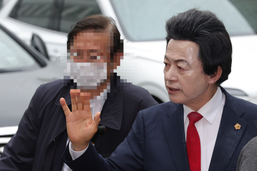 지난 16일 오후 경기도 의정부시 가능동 의정부지방법원에서 사기와 정치자금법 위반, 준강제추행 등의 혐의를 받는 허경영 국가혁명당 명예대표(오른쪽)가 구속 전 피의자심문 위해 법정으로 이동하고 있다. 연합뉴스