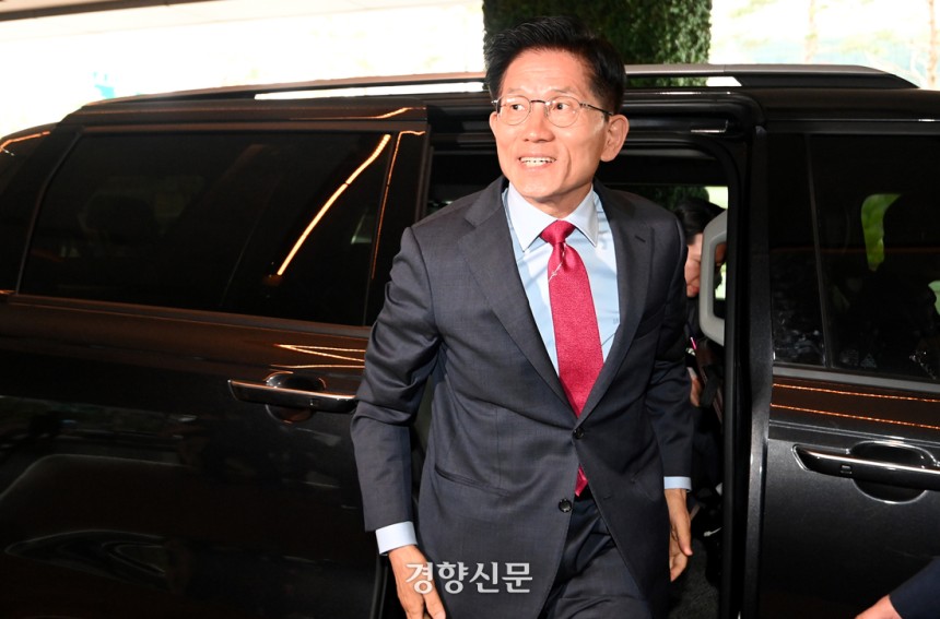 김문수 국민의힘 대선 후보가 23일 서울 중구 더플라자호텔에서 열린 제3회 국가와 민족을 위한 조찬기도회에 참석하기 위해 차에서 내리고 있다. 성동훈 기자