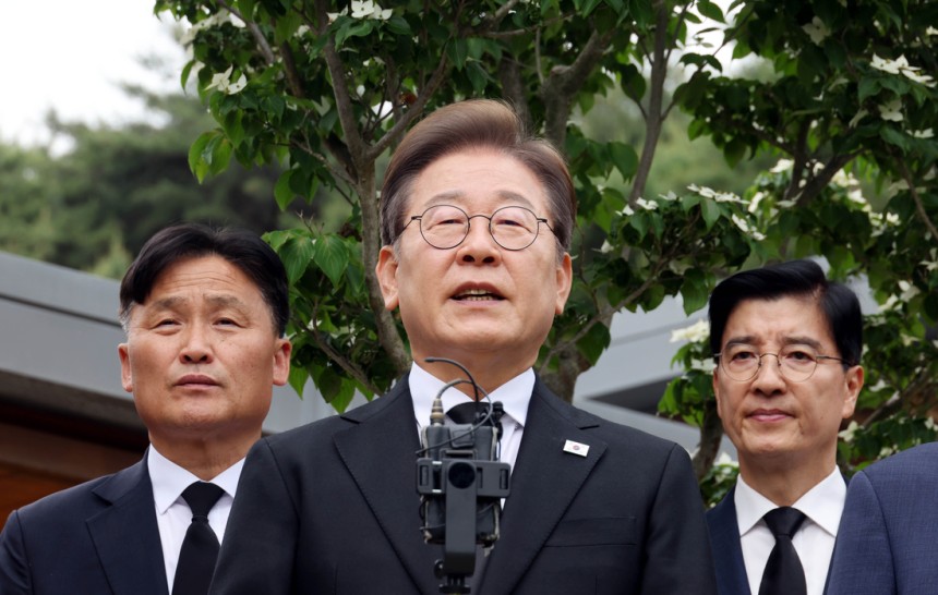 이재명 더불어민주당 대선 후보가 노무현 전 대통령 서거 16주기인 23일 경남 김해의 봉하마을을 찾아 노무현 전 대통령의 배우자인 권양숙 여사와 문재인 전 대통령 부부를 만난 뒤 기자들의 질문에 답하고 있다. 박민규