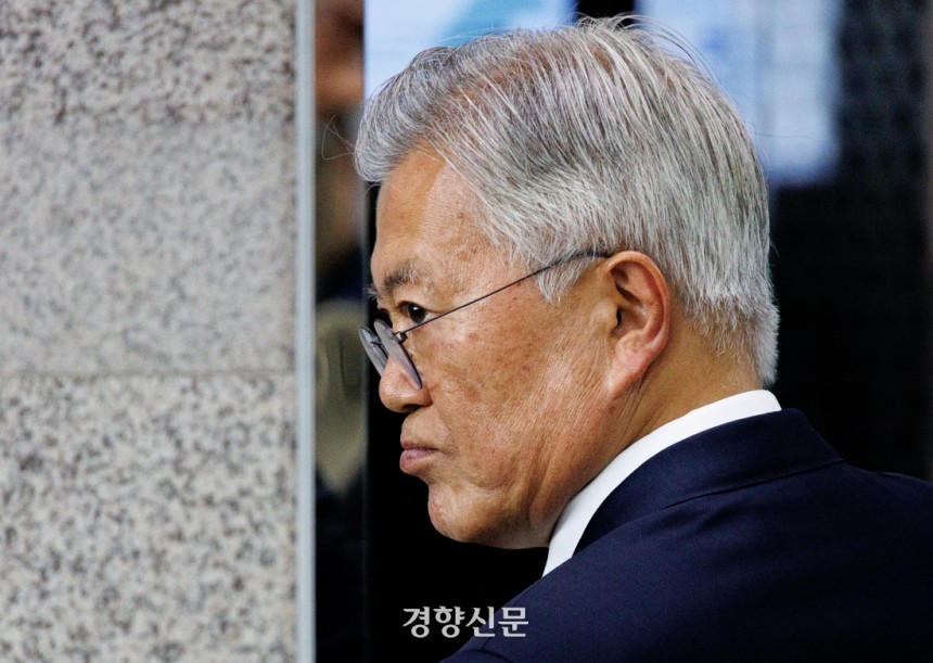 문재인 전 대통령이 지난달 25일 오후 서울 여의도 국회 도서관에서 열린 4·27 판문점선언 7주년 기념식에 참석하고 있다. 문재원 기자