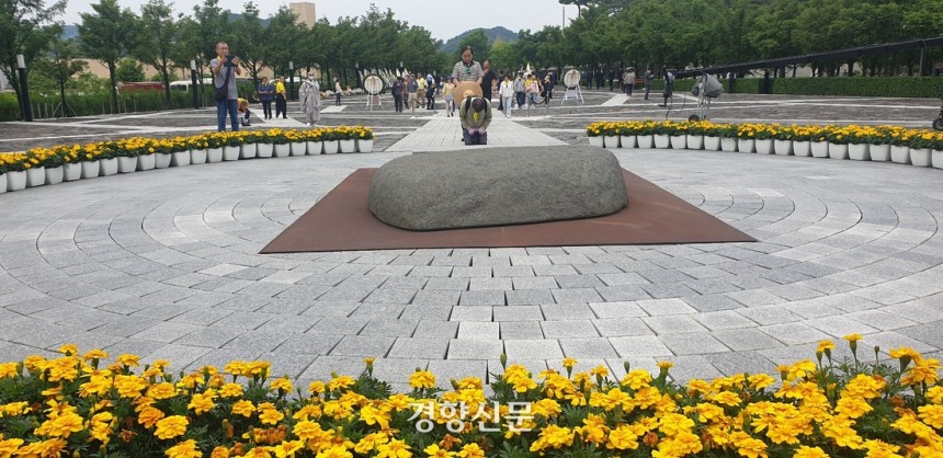 23일 경남 김해시 진영읍 봉하마을 노무현 전 대통령 묘지에서 추모객이 참배하고 있다.  김정훈 기자