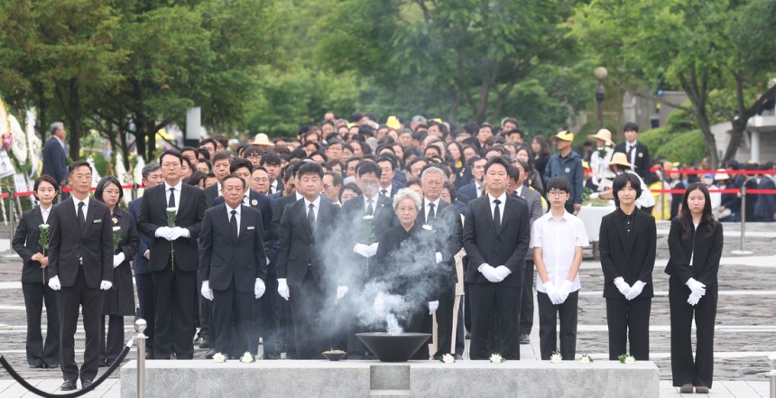노무현 전 대통령 서거 16주기인 23일 오후 권양숙 여사, 문재인 전 대통령, 김정숙 여사 등이 경남 김해시 진영읍 봉하마을에서 노 전 대통령을 추모하고 있다. 공동취재단