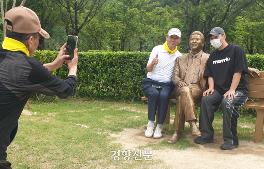 23일 경남 김해시 진영읍 봉하마을 노무현 전 대통령 묘지 앞 포토존에서 추모객들이 기념사진을 촬영하고 있다.  김정훈 기자