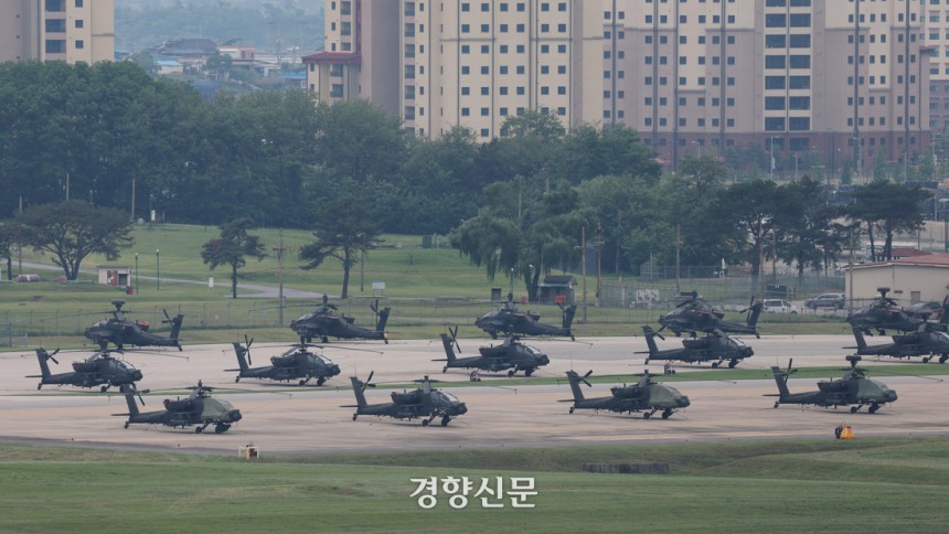 미국 언론이 미 정부가 주한미군 감축을 검토하고 있다고 보도한 23일 경기 평택시 주한미군기지 캠프 험프리스에 헬기가 계류돼 있다. 정효진 기자