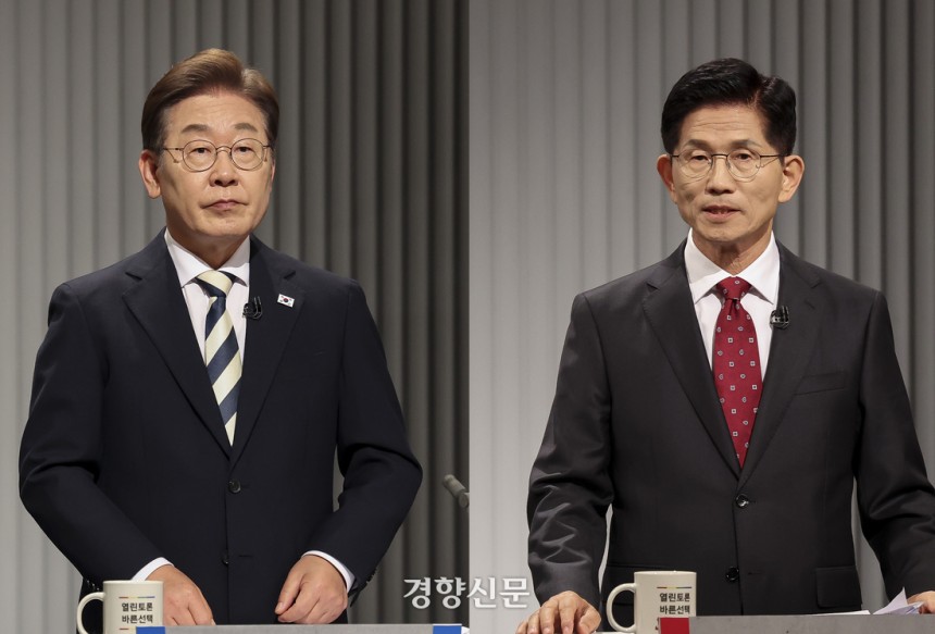 이재명 더불어민주당 대선 후보(왼쪽 사진)와 김문수 국민의힘 대선 후보가 23일 서울 여의도 KBS 스튜디오에서 사회 분야를 주제로 2차 TV토론을 하고 있다. 국회사진기자단