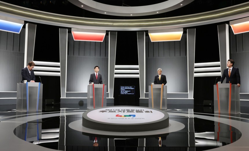 23일 서울 여의도 KBS본관 스튜디오에서 열린 중앙선거방송토론위원회 주관 제21대 대통령선거 2차 후보자토론회에서 각 정당 대선 후보들이 토론을 준비하고 있다. 왼쪽부터 이재명 더불어민주당, 김문수 국민의힘, 이준