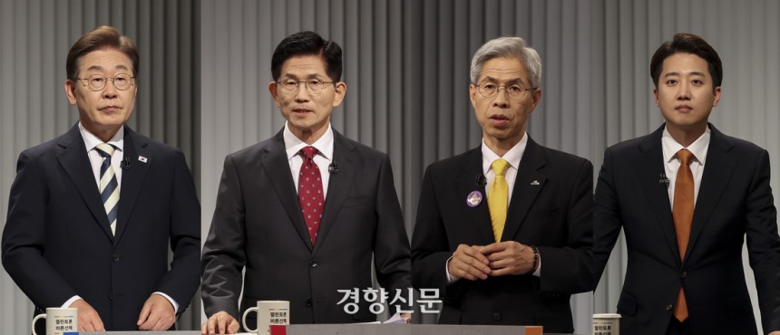 6·3 대선에 출마한 이재명 더불어민주당 후보, 김문수 국민의힘 후보, 권영국 민주노동당 후보, 이준석 개혁신당 후보(왼쪽부터)가 23일 서울 여의도 KBS 스튜디오에서 사회 분야를 주제로 2차 TV토론을 하고 있다