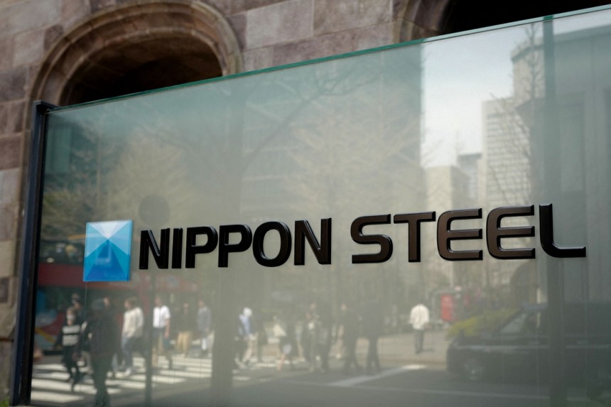 일본 최대 철강 제조업체인 일본제철(Nippon Steel)의 로고가 지난 4월10일 도쿄 본사 앞에 설치되어 있다. AFP연합뉴스