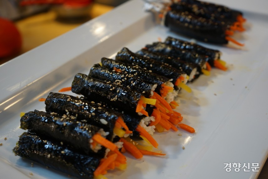 ‘마약 김밥’이라는 이름으로 판매되는 한 김밥집의 김밥. 경향신문 자료사진