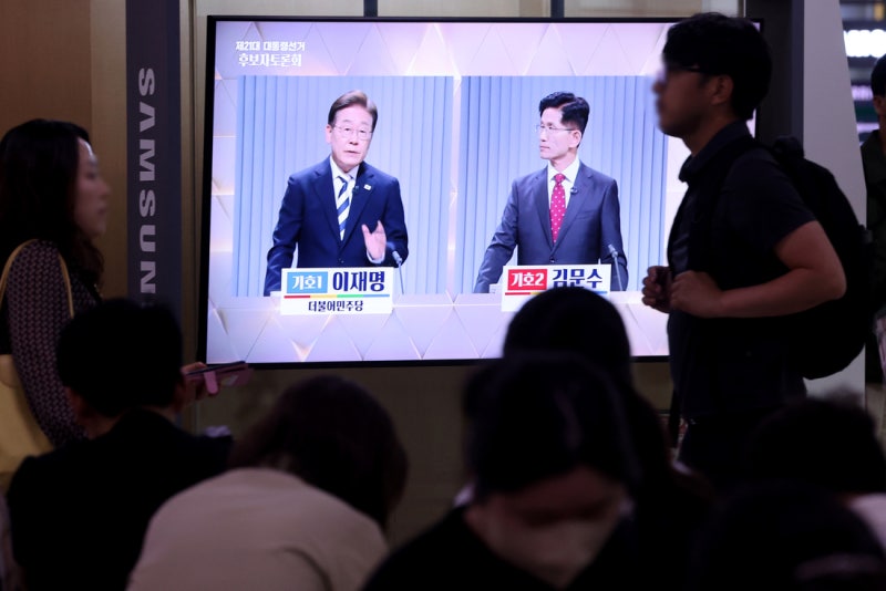 <b>이재명</b> “비법조인 대법관 법안 제 입장 아냐…당내 자중 지시”