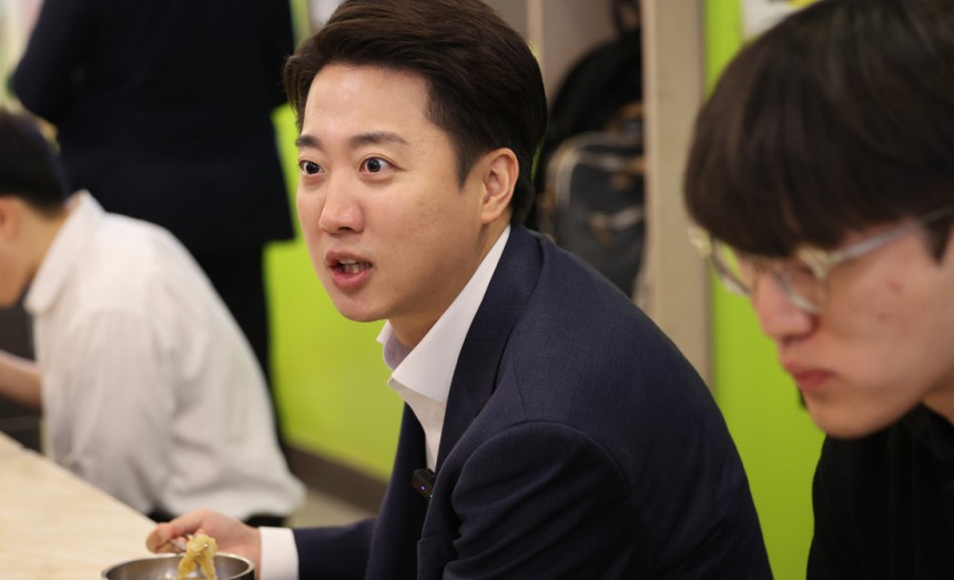 개혁신당 이준석 대선 후보가 24일 서울 동작구 한 한식 뷔페식당에서 공시생들과 식사를 하며 대화하고 있다. 연합뉴스