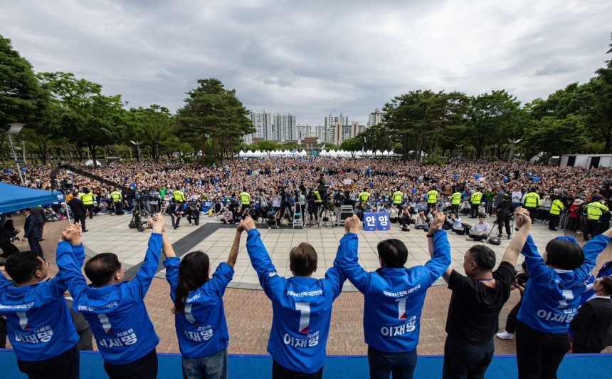 더불어민주당 이재명 대선 후보가 24일 경기 안양시 동안구 평촌중앙공원에서 열린 집중유세에서 시민들에게 인사하고 있다. 공동취재