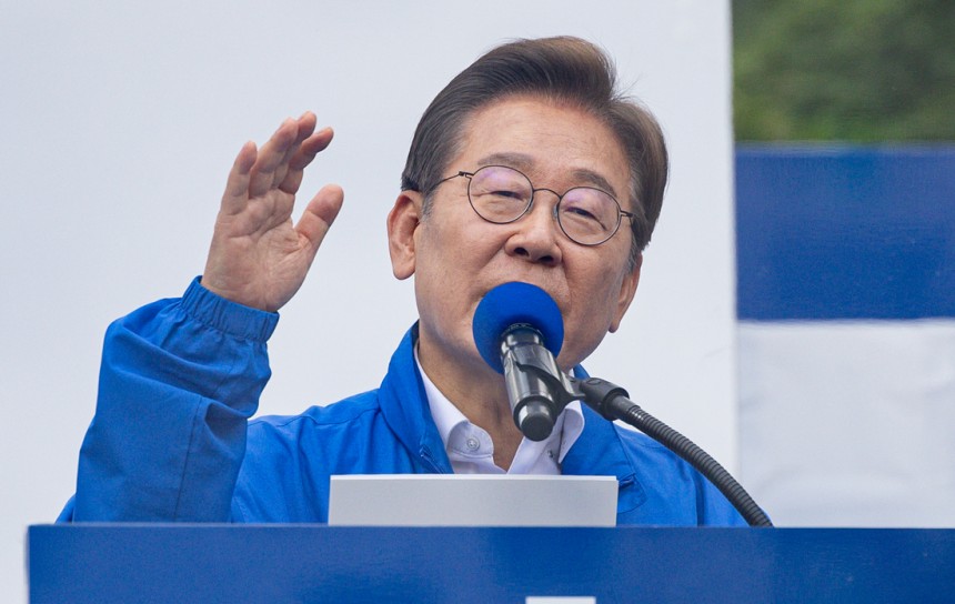 더불어민주당 이재명 대선 후보가 24일 경기 시흥시 배곧아브뉴프랑센트럴광장에서 열린 유세에서 시민들에게 지지를 호소하고 있다. 연합뉴스
