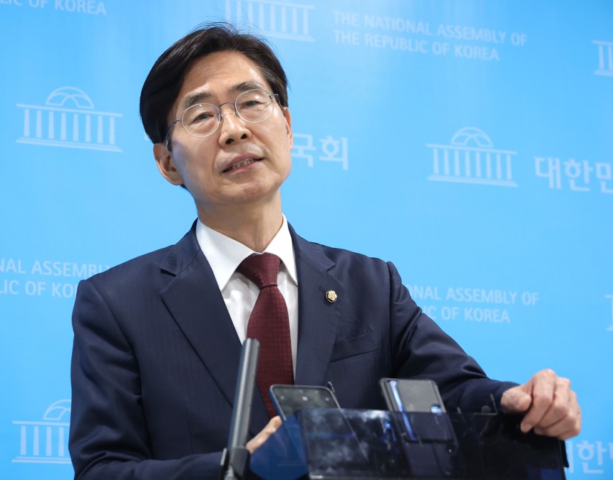 국민의힘 조경태 의원이 10일 국회 소통관에서 당의 김문수 대선 후보 선출 취소와 한덕수 후보 재선출 절차 착수 조치와 관련한 규탄 및 철회 촉구 기자회견을 마친 뒤 취재진 질문에 답변하고 있다. 연합뉴스