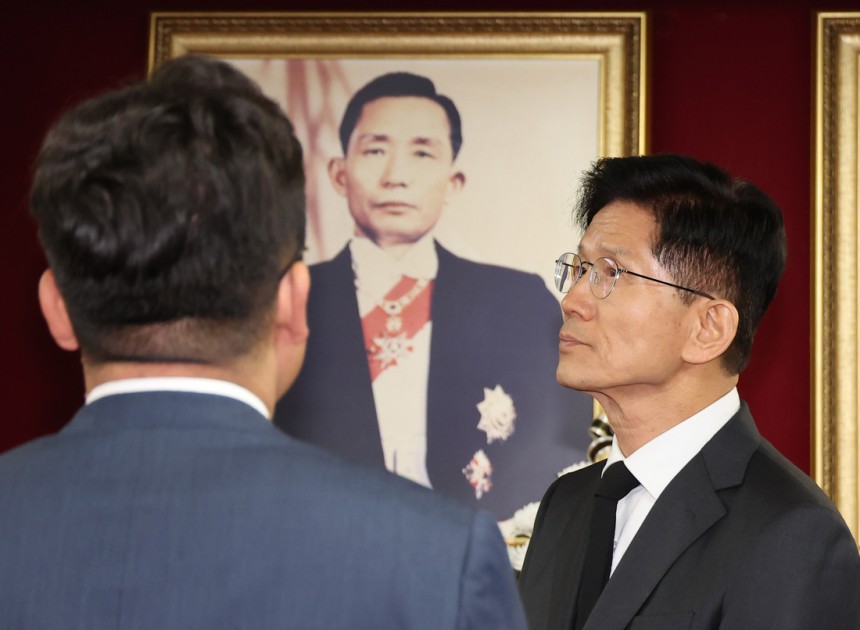 국민의힘 김문수 대선 후보가 24일 경북 구미시 박정희 전 대통령 생가를 찾아 분향한 뒤 나오고 있다. 연합뉴스