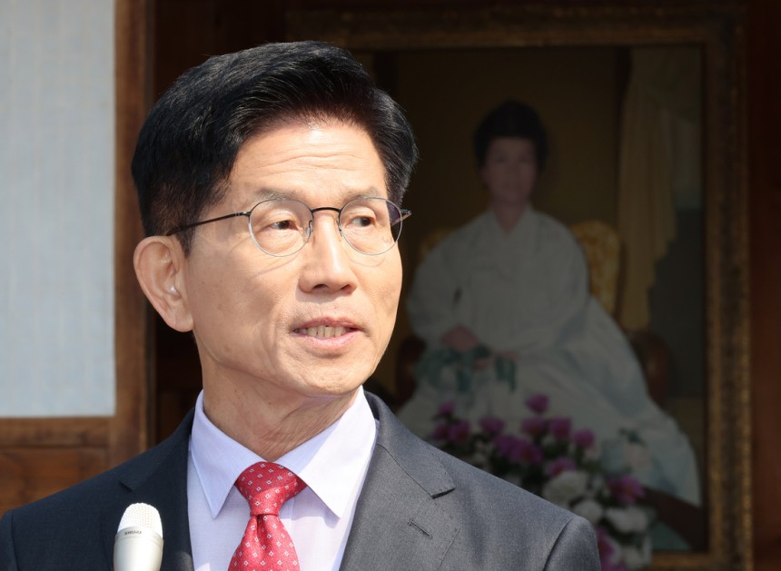 김문수 국민의힘 대선 후보가 25일 충북 옥천군 육영수 여사 생가를 방문한 뒤 취재진 앞에서 현안 관련 입장 발표를 하고 있다. 연합뉴스