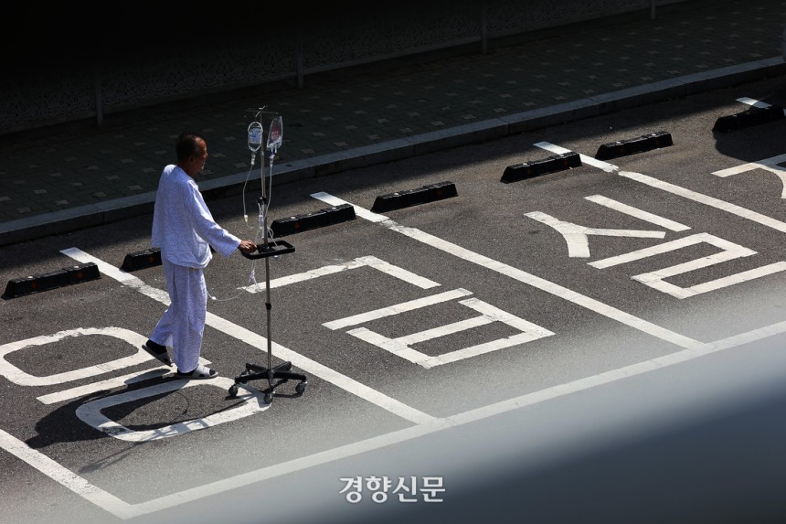 지난해 9월3일 서울 시내 한 대학병원 권역응급의료센터 앞 텅 빈 구급차 전용 주차장에 환자가 지나가고 있다. 본문 내용과 관련 없음. 조태형 기자