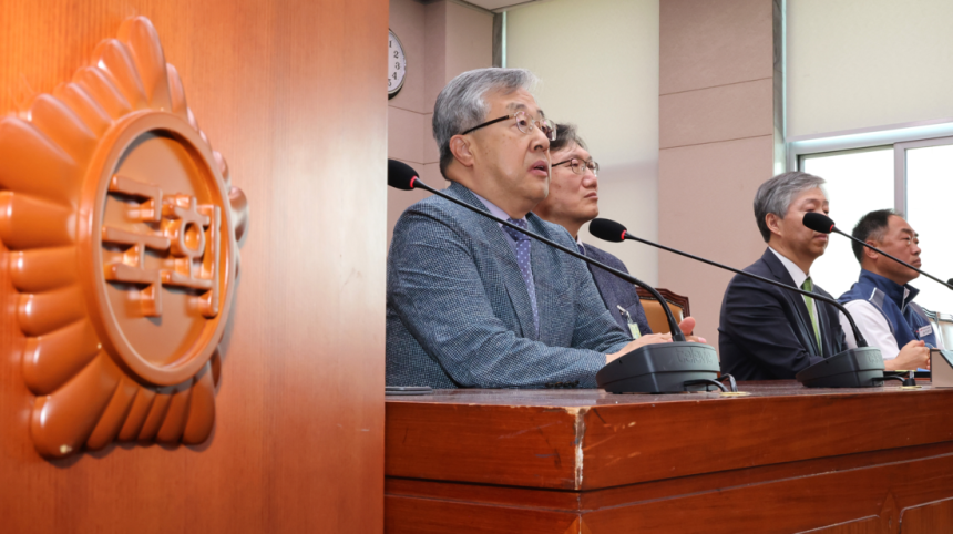 지난 14일 국회에서 조희대 대법원장 등 사법부의 대선개입 의혹 진상규명 청문회가 열린 법제사법위원회 전체회의에 증인 및 참고인으로 출석한 서보학 경희대 법학전문대학원 교수(왼쪽부터), 이준일 고려대 법학전문대학원 