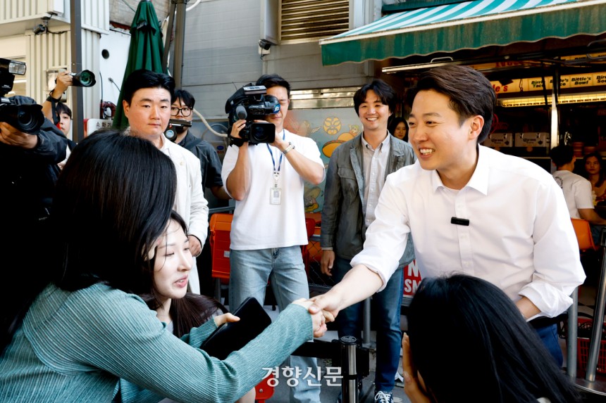 이준석 개혁신당 대선 후보가 25일 서울 종로구 서순라길에서 거리 유세를 하며 시민들과 인사를 나누고 있다. 2025.05.25 문재원 기자