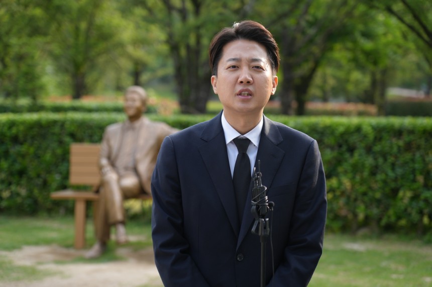 이준석 개혁신당 대선 후보가 지난 23일 경남 김해시 진영읍 봉하마을을 방문해 노무현 전 대통령 묘역을 참배한 뒤 발언하고 있다. 개혁신당 제공