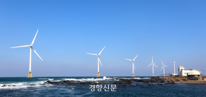 제주시 한경면 앞바다에 지어진 국내 최초 상업용 해상풍력시설 ‘탐라해상풍력발전단지’에 설치된 풍력기들이 돌아가고 있다. 강윤중 기자