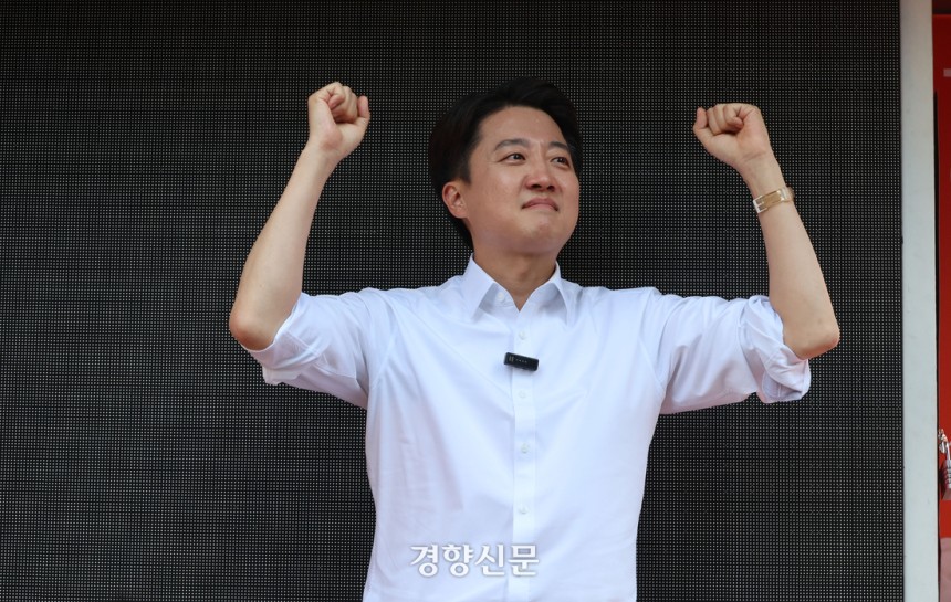 이준석 개혁신당 대선후보가 25일 서울 종로구 종묘 인근 서순라길에서 거리 유세를 하고 있다. 문재원 기자