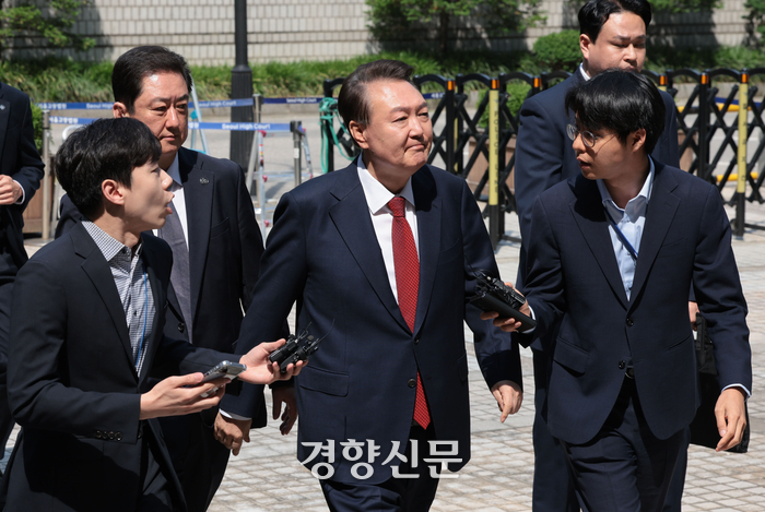 윤석열 전 대통령이 26일 서울 서초구 서울중앙지법에서 열린 내란 우두머리 혐의, 직권남용 권리행사 방해 혐의 사건 5차 공판에 출석하고 있다. 사진공동취재단