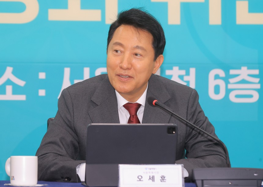 오세훈 서울시장이 지난 13일 서울시청에서 열린 서울시-농림축산식품부-롯데카드-신세계, 지역 상생 청년 창업 활성화를 위한 업무협약식에서 인사말을 하고 있다. 연합뉴스