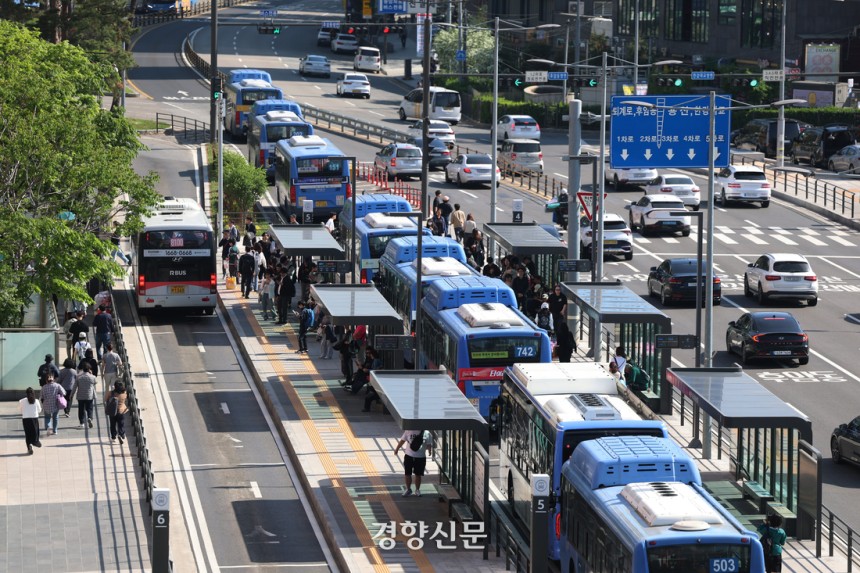 서울 시내버스노조와 버스운송사업조합의 임금 협상이 최종 결렬되며 시내버스노조가 준법 투쟁을 시작한 지난 4월 30일 서울역 버스환승센터를 지나는 버스가 줄지어 서있다. 2025.04.30. 정효진 기자
