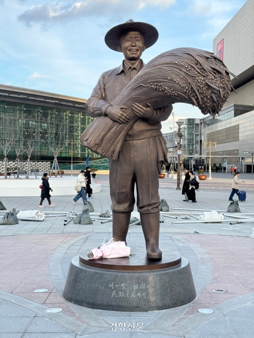 동대구역 광장에 지난해 12월23일 박정희 전 대통령 동상이 설치돼 있다. 백경열 기자