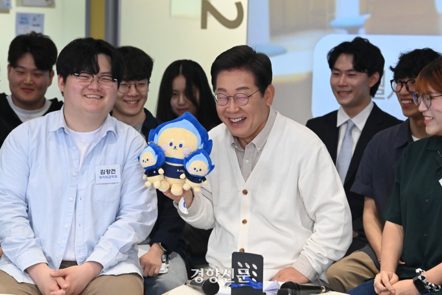 이재명(가운데) 더불어민주당 대선 후보가 26일 오전 경기 수원시 영통구 월드컵로 아주대학교에서 열린 ‘아주대와 함께하는 대학생 간담회’에서 아주대의 상징인 ‘치토’ 인형을 들고 웃고 있다. 박민규 선임기자