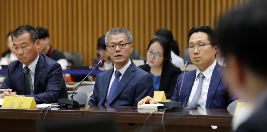 2019년 8월28일 서울시청 다목적홀에서 열린 2019 가습기살균제참사 진상규명 청문회 둘째날 오전세션에서 박동석 옥시 PB대표이사가 특위 위원의 질문에 답하고 있다. 연합뉴스