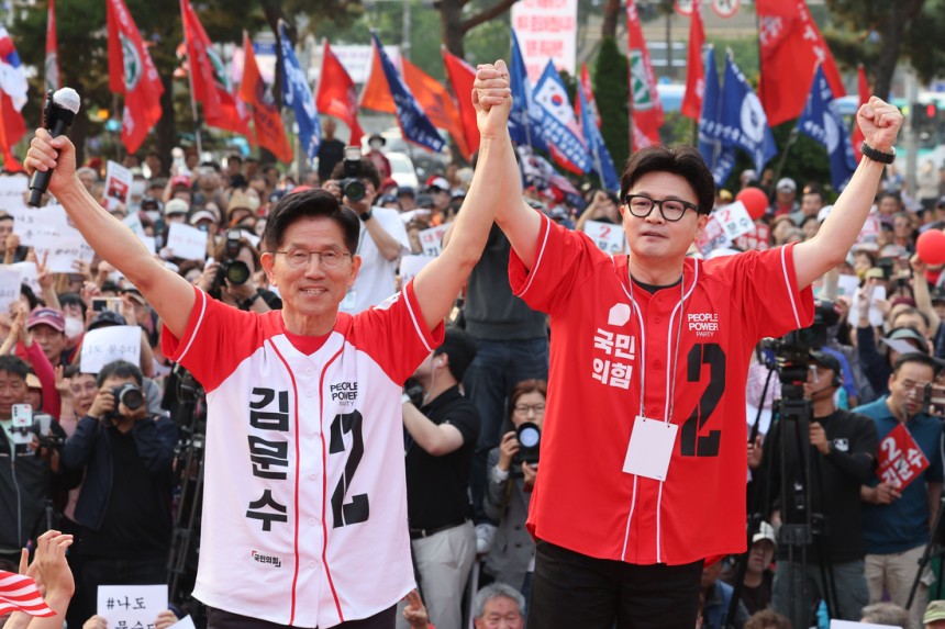 김문수 국민의힘 대선 후보가 26일 서울 도봉구 방학사거리에서 한동훈 전 대표와 집중유세를 하고 있다. 공동취재