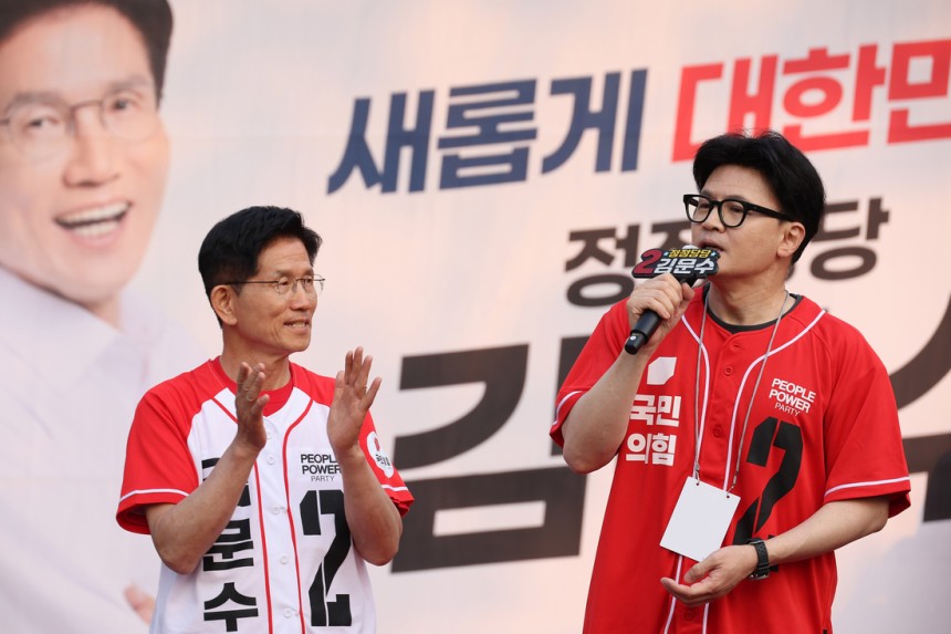 김문수 국민의힘 대선 후보가 26일 서울 도봉구 방학사거리에서 한동훈 전 대표와 집중유세를 하고 있다. 연합뉴스