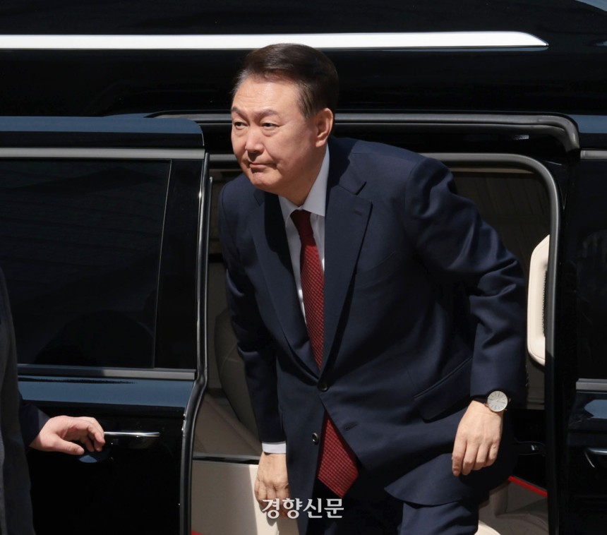 윤석열 전 대통령이 26일 서울 서초구 서울중앙지방법원에서 열린 내란 우두머리 혐의ㆍ직권남용 권리행사 방해 혐의 사건 5차 공판에 출석하고 있다. 사진공동취재단