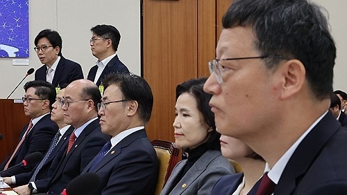 지난 4월 국회에서 열린 과학기술정보방송통신위원회 전체회의에서 신동호 한국교육방송공사(EBS) 신임 사장이 위원 질의에 답하고 있다. 맨 오른쪽은 증인으로 출석한 김유열 한국교육방송공사(EBS) 현 사장. 연합뉴스 