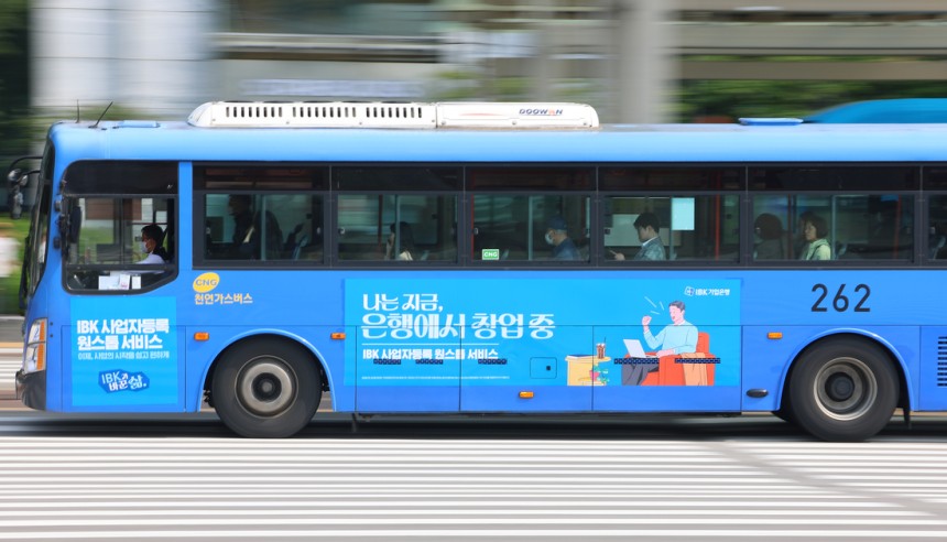 지난 26일 서울 영등포구 여의도버스환승센터에서 승객을 태운 버스가 도로 위를 지나고 있다./연합뉴스