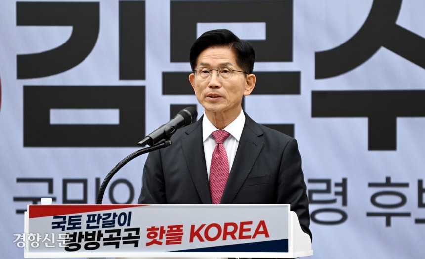김문수 국민의힘 대선 후보가 27일 서울 여의도 중앙당사에서 대통령 당선 시 즉각 추진할 6대 사안 공약을 발표하고 있다. 한수빈 기자