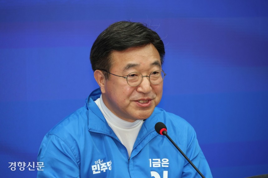 윤호중 더불어민주당 선대위 총괄본부장이 27일 서울 여의도 민주당사에서 열린 총괄본부장단 회의에 참석해 발언하고 있다. 박민규 선임기자