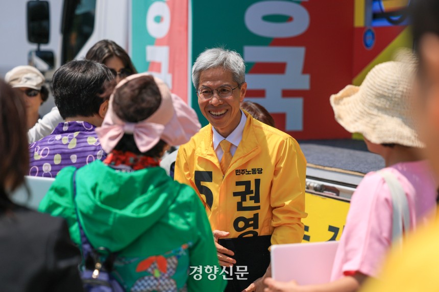 권영국 민주노동당 대선 후보가 지난 25일 서울 마포구 연남동 경의선 숲길에서 서울 집중유세를 벌이고 있다. 이준헌 기자
