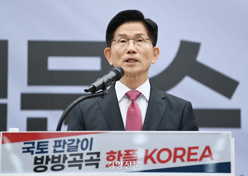 김문수 국민의힘 대선 후보가 27일 서울 여의도 중앙당사에서 열린 ‘국토 판갈이 : 방방곡곡 핫플 KOREA - 새롭게 대한민국’ 공약발표를 마친 뒤 국민께 드리는 약속을 밝히고 있다. 한수빈 기자