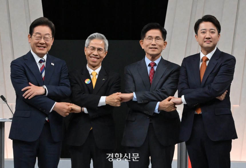 제21대 대통령 선거에 나선 이재명 더불어민주당 후보, 권영국 민주노동당 후보, 김문수 국민의힘 후보, 이준석 개혁신당 후보(왼쪽부터)가 27일 서울 상암동 MBC 스튜디오에서 정치·외교 분야를 주제로 열린 후보 초