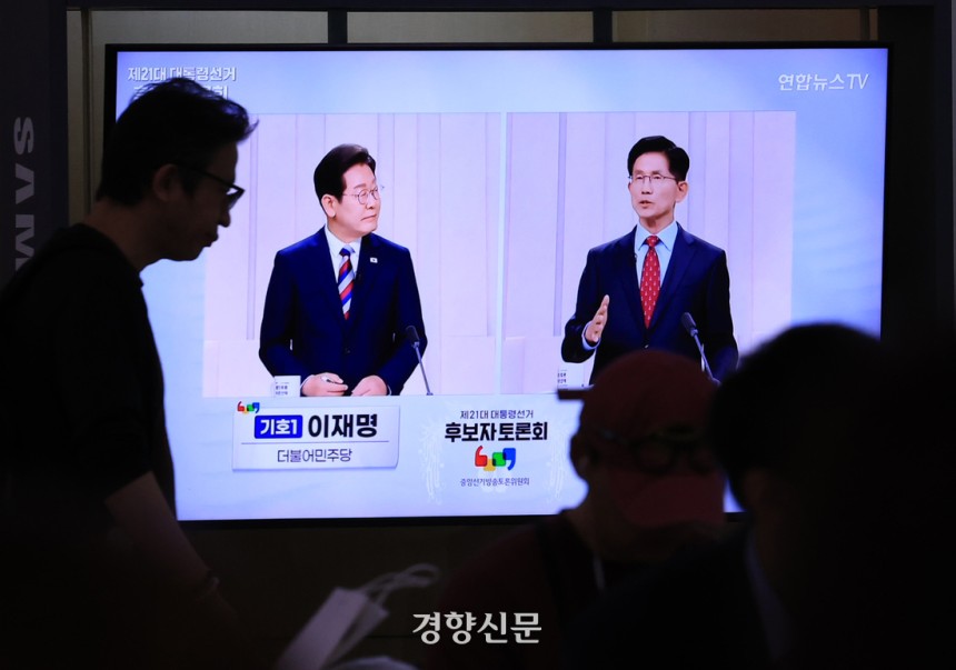 27일 서울역 대합실에 이재명 더불어민주당 대선 후보와 김문수 국민의힘 대선 후보의 TV토론 생중계가 방영되고 있다. 이준헌 기자