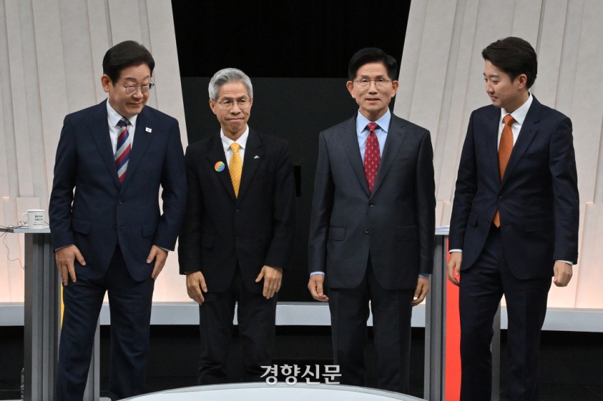 제21대 대통령 선거에 나선 이재명 더불어민주당 후보, 권영국 민주노동당 후보, 김문수 국민의힘 후보, 이준석 개혁신당 후보(왼쪽부터)가 27일 서울 상암동 MBC 스튜디오에서 정치·외교 분야를 주제로 열린 후보자 
