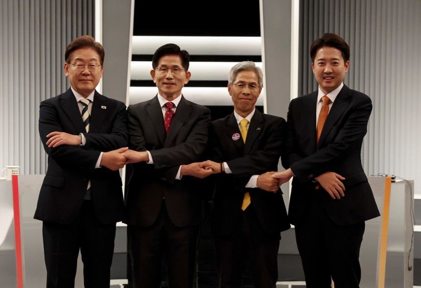 23일 서울 영등포구 여의도 KBS 스튜디오에서 열린 중앙선거방송토론위원회 주관 제21대 대통령선거 후보자 토론회에 앞서 더불어민주당 이재명(왼쪽부터), 국민의힘 김문수, 민주노동당 권영국, 개혁신당 이준석 대선후보