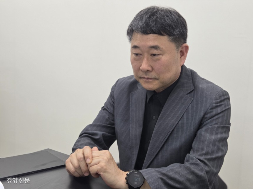 폐쇄회로(CC)TV 설치 작업 중 추락해 숨진 허정씨의 형 허철호씨가 지난 24일 경향신문과 인터뷰하고 있다.