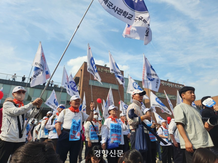 김문수 국민의힘 대선 후보 지지자들이 지난 26일 김 후보의 경기 용인시 집중유세 현장에서 사전투표를 거부하는 내용의 팻말을 목에 걸고 김 후보를 응원하고 있다. 민서영 기자